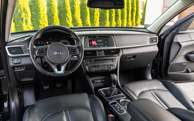 Kia Optima cena 58900 przebieg: 199600, rok produkcji 2016 z Brzozów małe 742